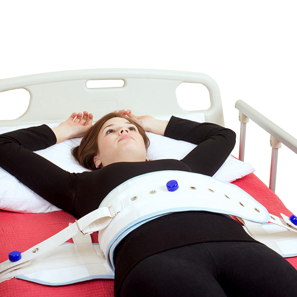 Contencion de paciente con cierres magneticos los cuales cuentan con fijacion hacia la cama